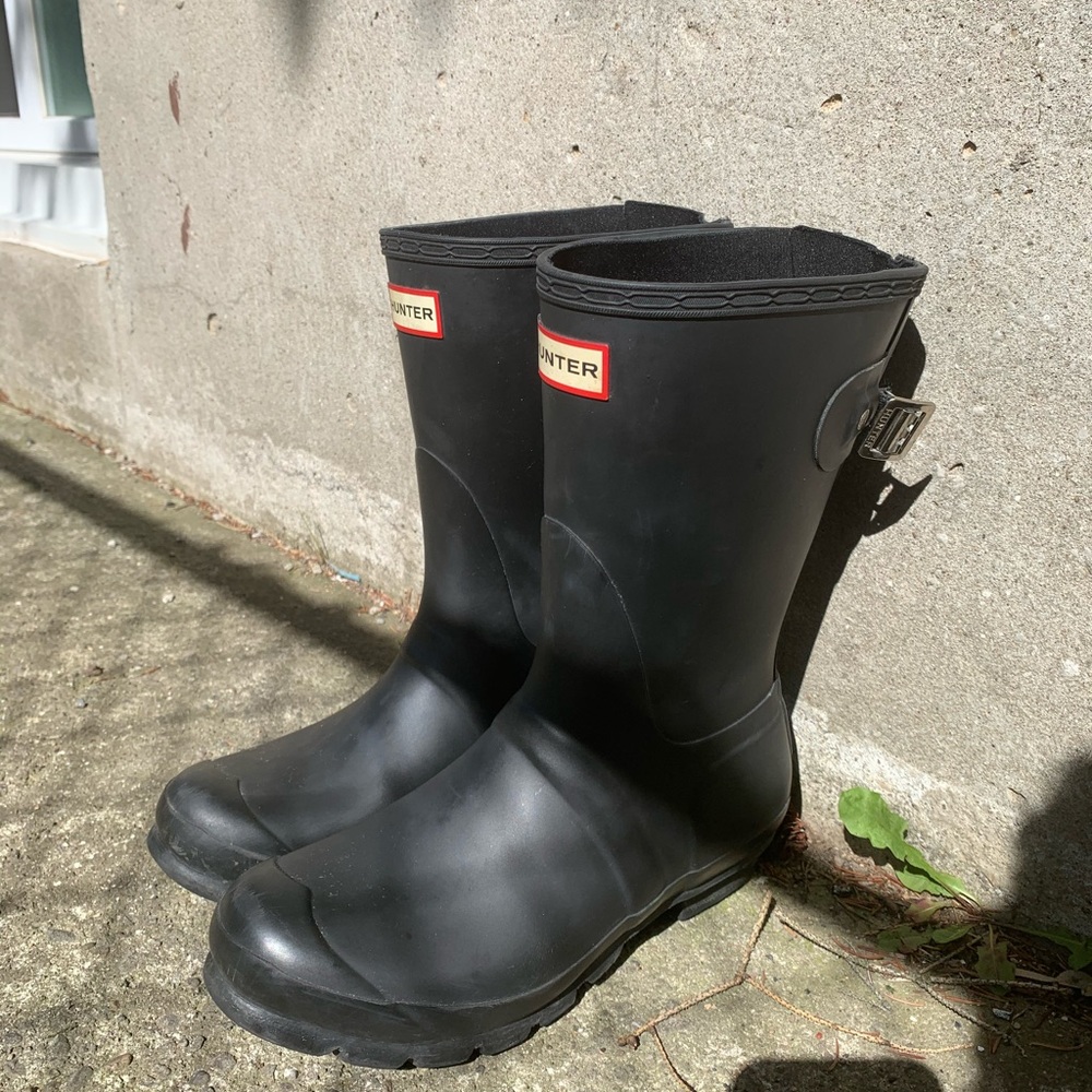 Short black hunter boots